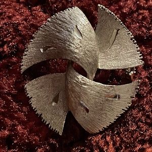 Vintage J,J. Silver Tone Diamond Cut Knot pin Brooch